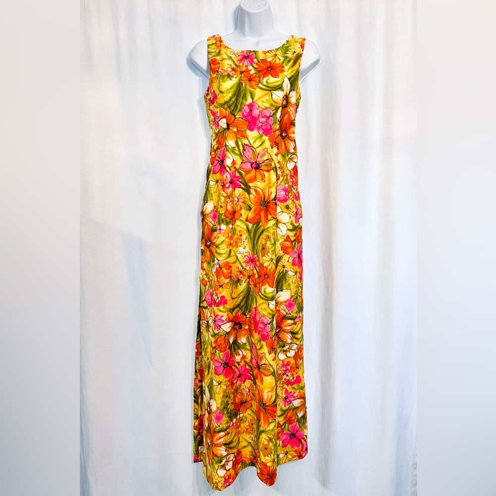 Floral sleeveless maxi dress with side slit. Vintage 1970s.